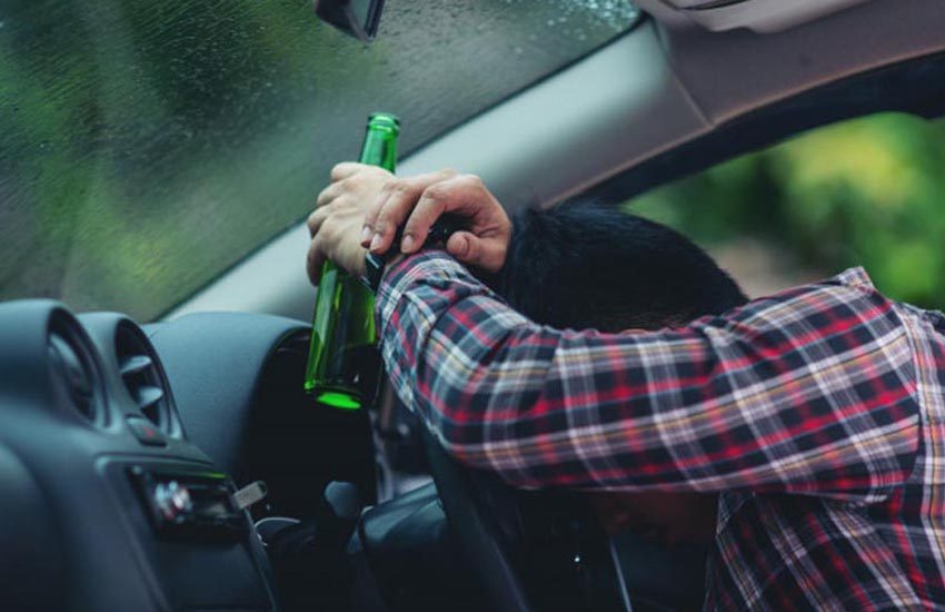 Perde il controllo dell’auto ed esce fuori strada, positiva al test alcolemico