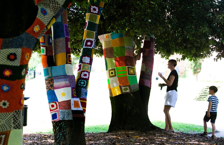 “Yarn Bombing” Graffiti a maglia, così sono conosciute queste installazioni in tutto il mondo.