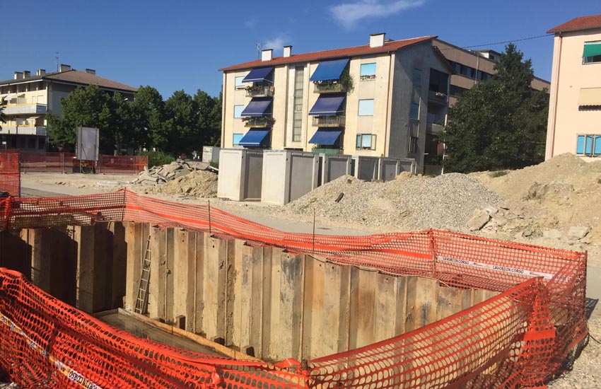 Noale, piazza Bastia: in corso consolidamento delle opere necessarie per il fondo ed il cemento.