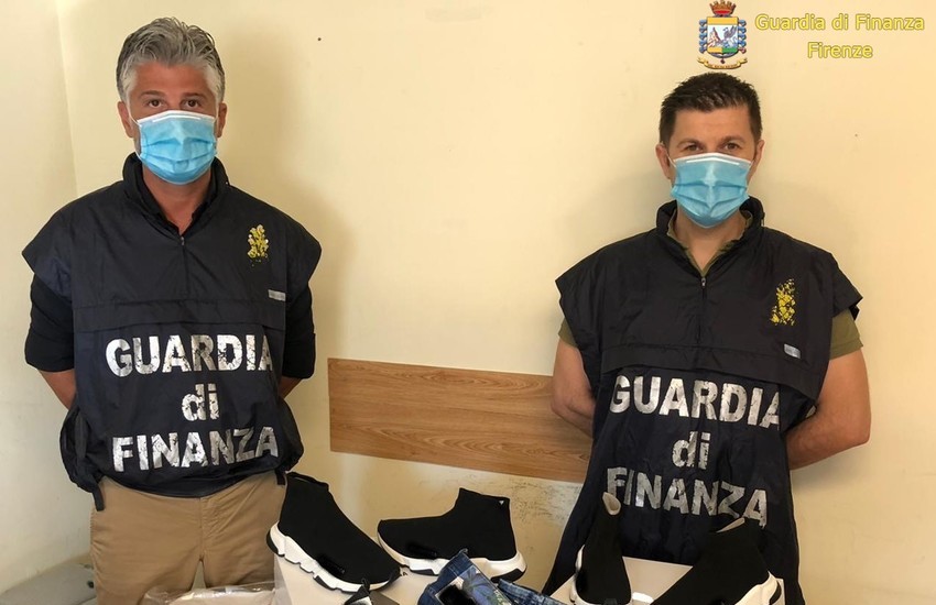 Firenze: la Guardia di Finanza sequestra capi contraffatti, denunciato un imprenditore