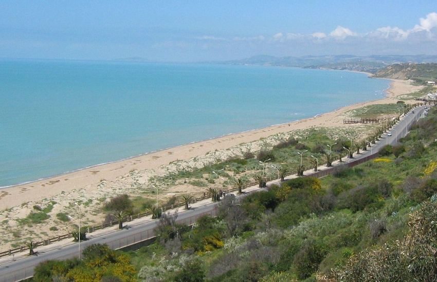 Corrente del mare trascina un bambino