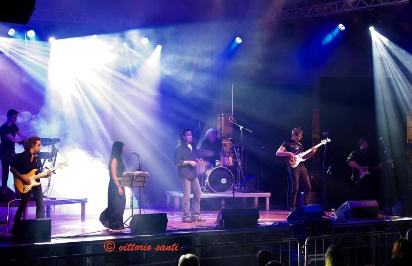 Il secondo live “Outside the Wall” della band dell’Unigez infuoca la piazza delle Feste: “sold out”