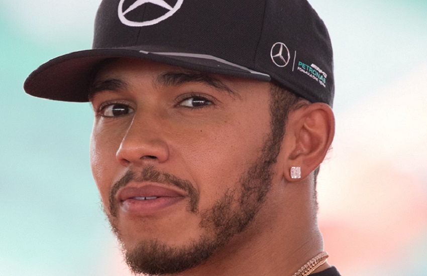 Lewis Hamilton in ginocchio contro il razzismo