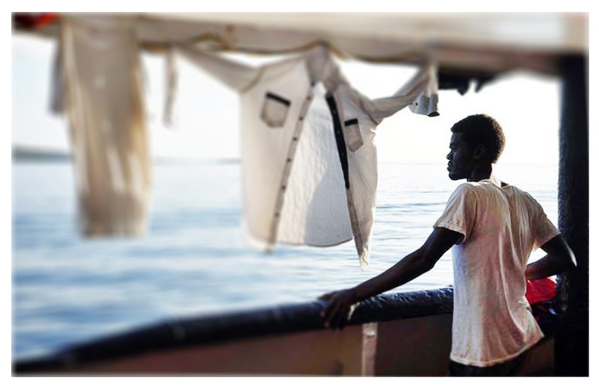 Porto Empedocle. Fuga in massa di migranti.