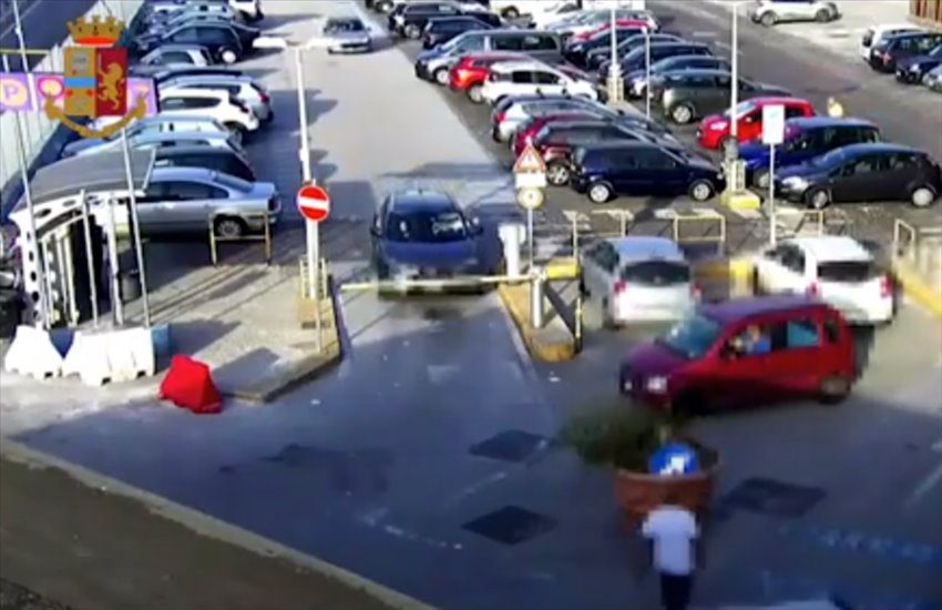 Operazione Luna-Park, si “divertivano” a sottrarre i soldi del parcheggio di Piazza Garibaldi ai danni di Metropark (VIDEO)