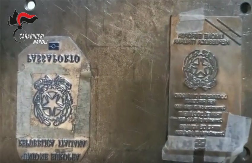 Passaporti contraffatti, smantellata a Somma Vesuviana una centrale del falso