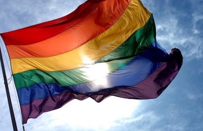 Dal palazzo comunale sventola la bandiera arcobaleno, simbolo dei diritti Lgbt