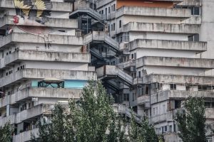 Scampia, crollo parziale della Vela Rossa durante la demolizione: evacuate centinaia di persone