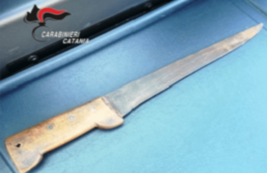 Librino, 66enne insegue e ferisce un vicino di casa con un coltellaccio: arrestato