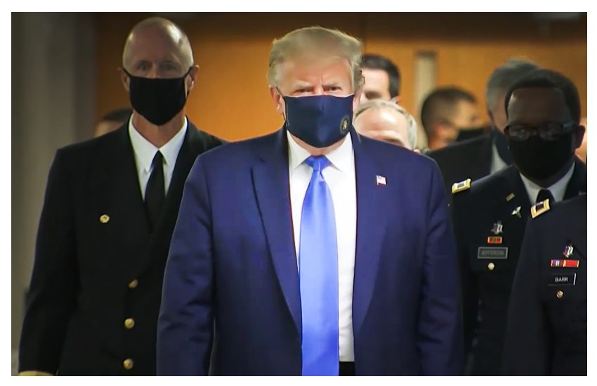 Trump si arrende e indossa la mascherina in pubblico