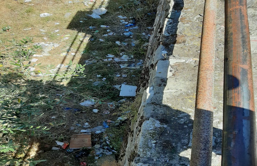 “Ragazzi le terrazze di Filettole non sono una discarica” l’appello dei proprietari dei campi e dei volontari che ripuliscono la zona
