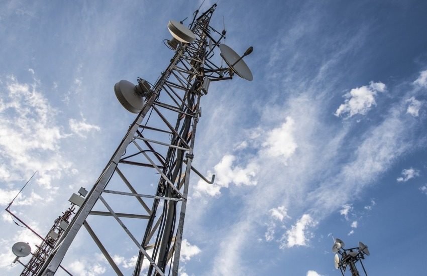 Antenne 5g, il Comune di Lecce si affida alla scienza, ma ordina la sospensione dei lavori di quella normale in via Torre Mozza