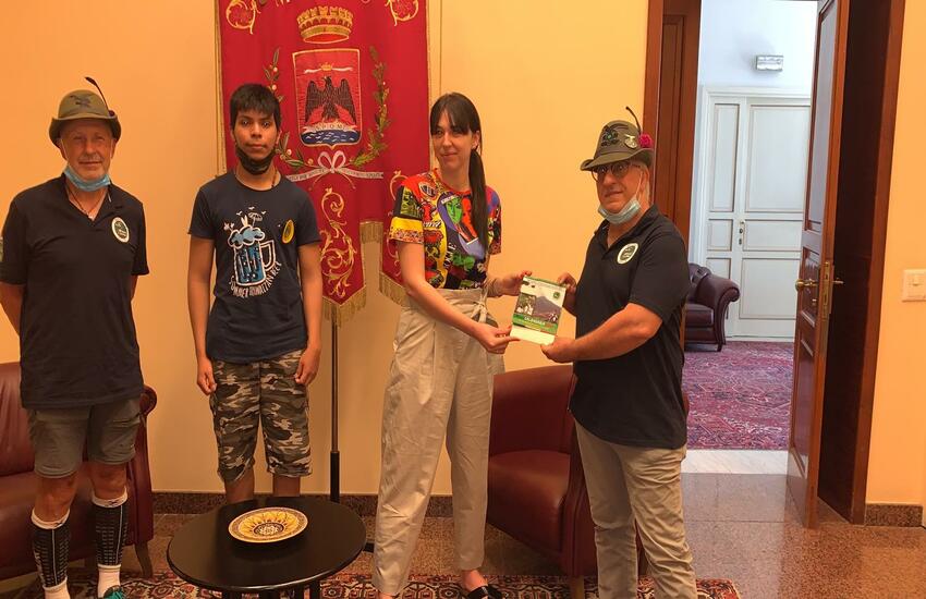 Milazzo accoglie l’alpino che gira l’Italia a piedi