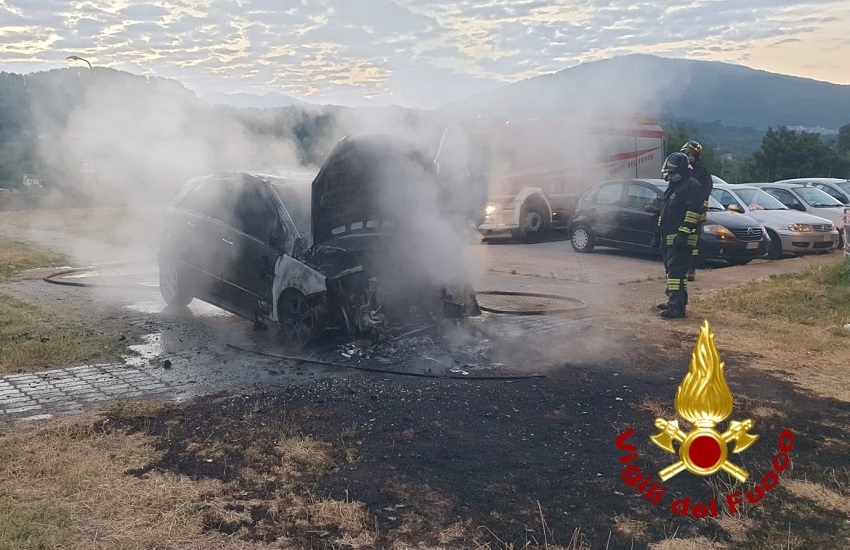 Atripalda – Fiamme divorano vettura parcheggiata in zona Alvanite, intervento dei vigili del fuoco