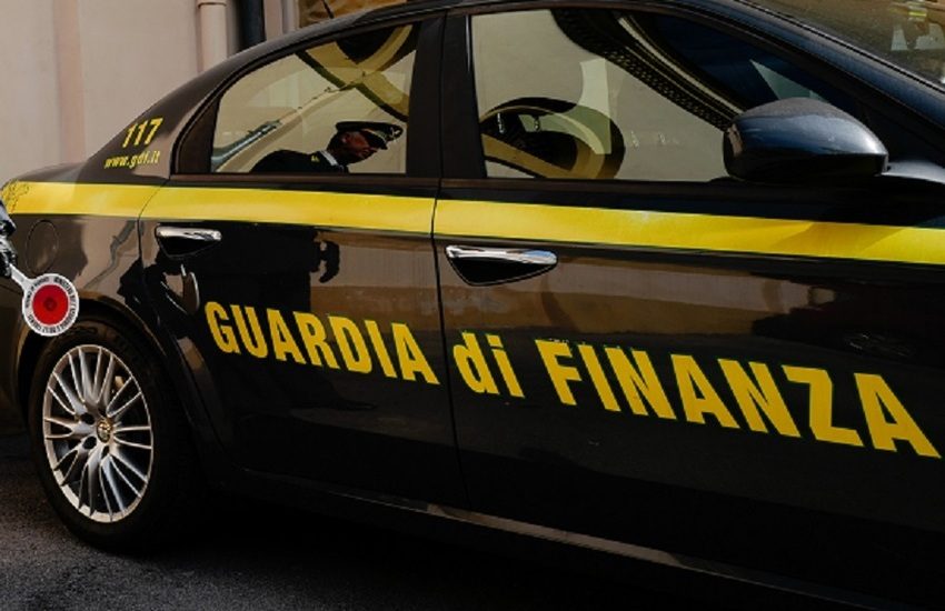 Fatture false, sequestrati 3 milioni di euro e uno yacht nascosto a Olbia a due aziende nel Napoletano