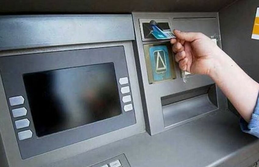 Bancomat si trasforma in “ruota della fortuna” e regala banconote da 50 euro ai correntisti. Il direttore tuona: “Restituiteli o ve li addebitiamo”