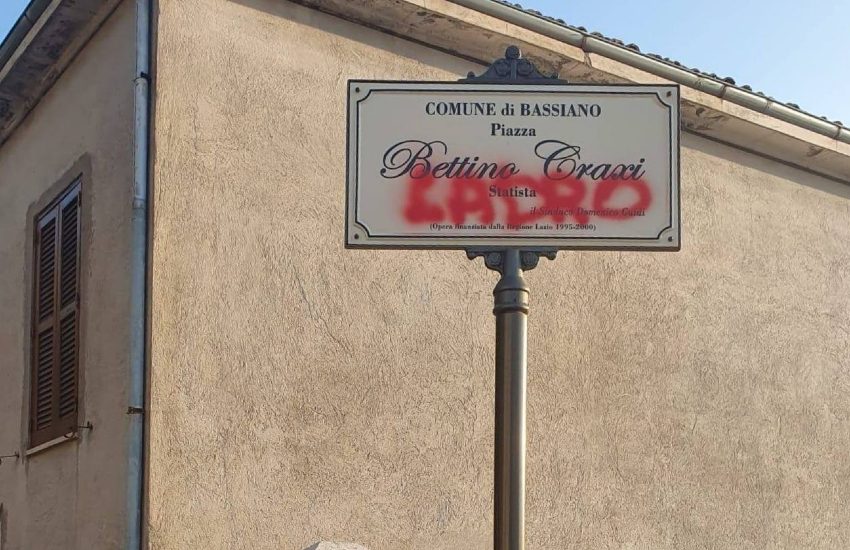 Scrivono ‘ladro’ con lo spray sulla targa che ricorda Craxi a Bassiano