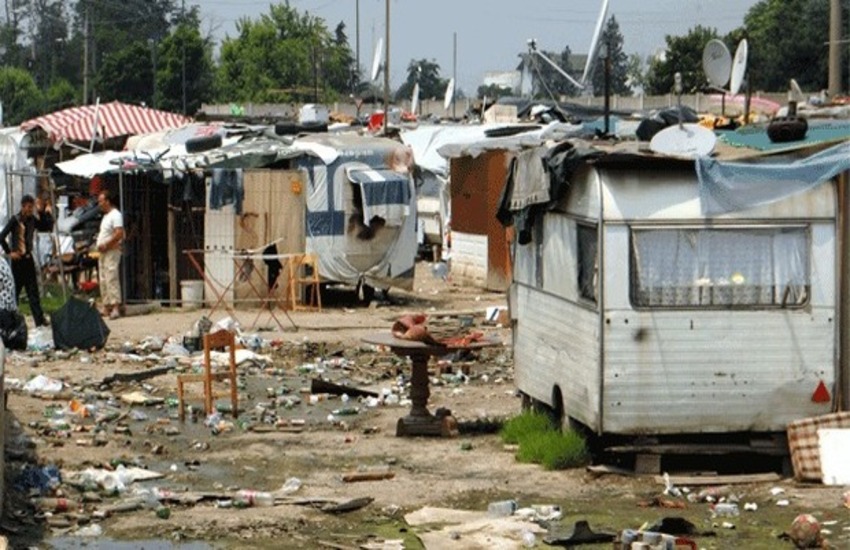 Rom, Raggi all’attacco: “per colpa della Regione spesi 1500 euro al giorno per pulire le fogne dei campi”