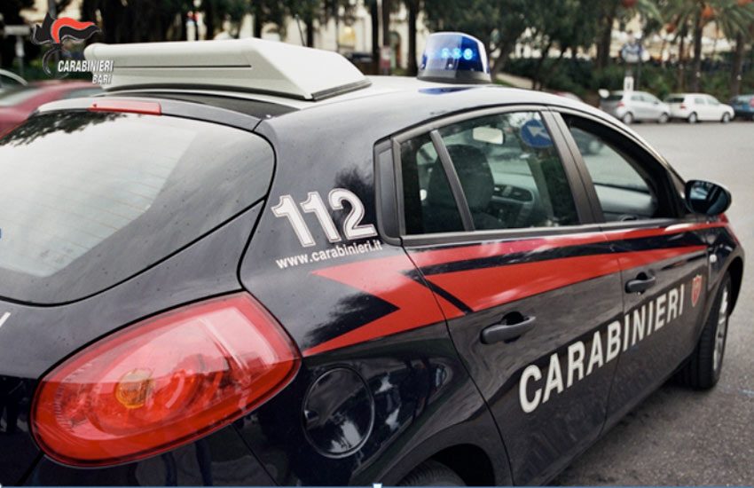 Espone droga sul marciapiede, arrestato