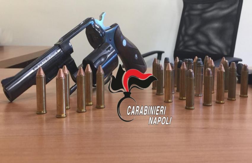 “A letto” con pistola e proiettili. 28enne arrestato dai Carabinieri