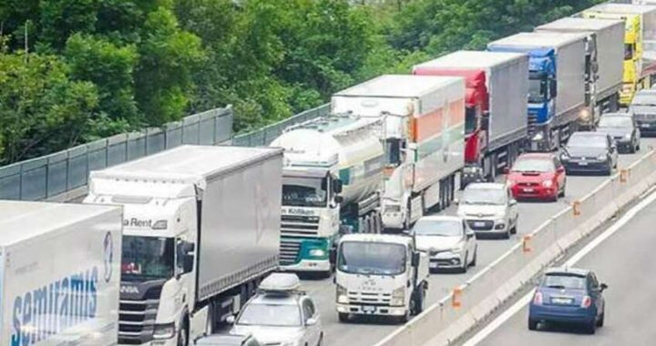 coda autostrada tir e auto