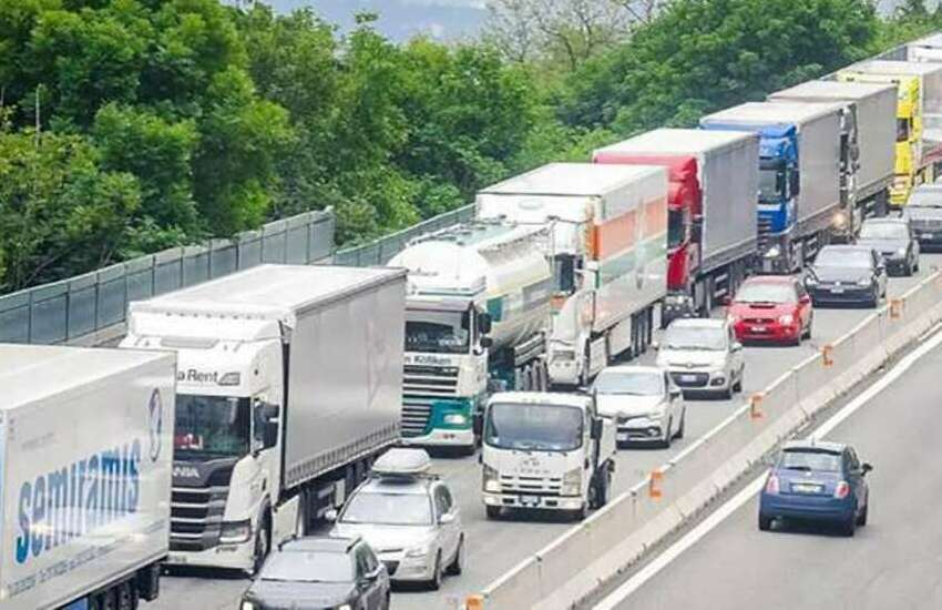 Bollino nero in autostrada: una pattuglia interviene in A1 per prestare soccorso ad una famiglia a cui è esploso uno pneumatico