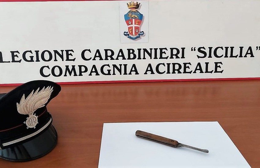 Acireale, “Smetti di far cantare quei galli, non ci fanno dormire !”, lui tira fuori un coltello e lo sfregia