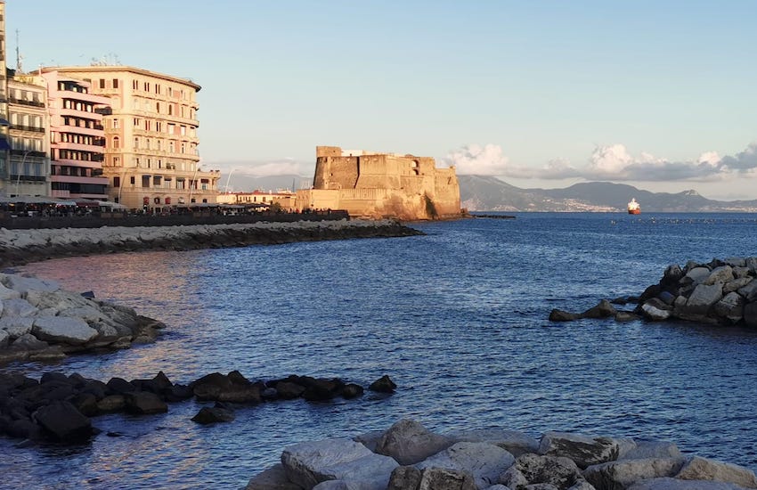 Napoli perde la metà dei turisti, oltre il 61% degli stranieri. È crisi profonda