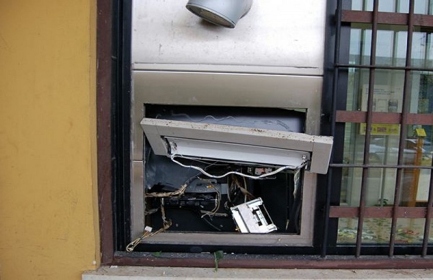 Esplosione e furto al bancomat di Vanzaghello, arrestato quarto uomo