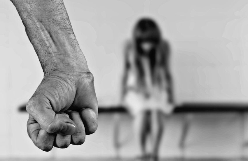 Misterbianco, picchia la moglie per la tessera del RDC, arrestato