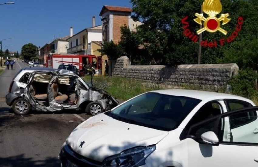 Guardia Lombardi – Frontale tra automobili, 36enne morta sul colpo, due feriti trasportati al frangipane