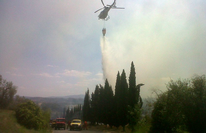 Sezze, incendio tra Monte Nero e via Foresta