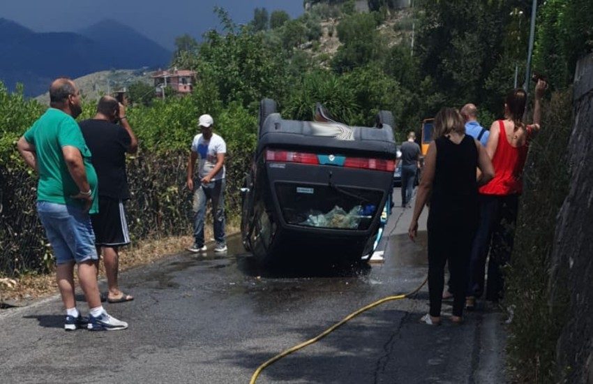 Si ribalta con l’auto in via Colli, a Sezze; arriva l’eliambulanza, ma non ci sono feriti gravi