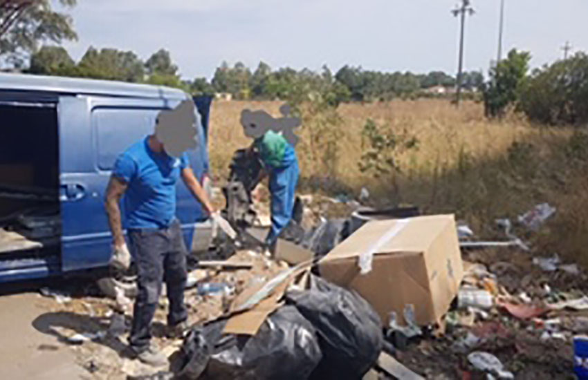 Sorpresi mentre scaricano rifiuti speciali in zona protetta Oasi del Simeto
