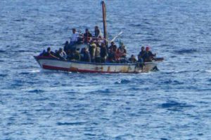 Tragedia a Lampedusa, neonata muore dopo lo sbarco: fatale l’ipotermia