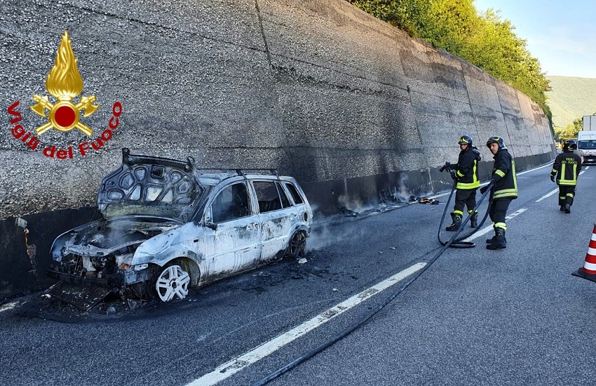 Monteforte Irpino – A fuoco vettura in transito sulla A16, intervento dei vigili del fuoco