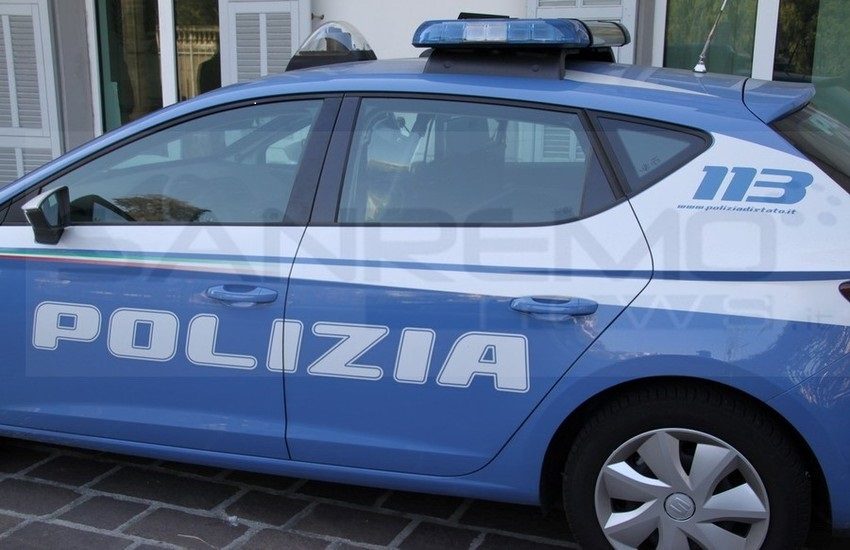 Rapina con coltello nel centro di Napoli. Due arresti