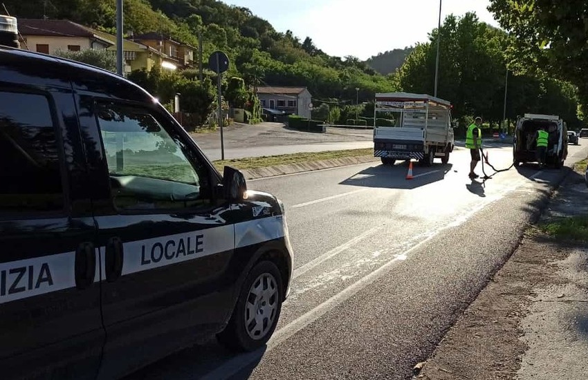 Montegrotto Terme, caduta di un ciclista e un motociclista per una scia d’olio: individuato il responsabile