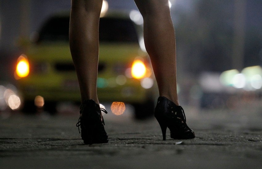 Va a prostitute con l’auto aziendale in orario di lavoro, impiegato multato di 20.000 euro: “Erano solo rapporti di lavoro!”