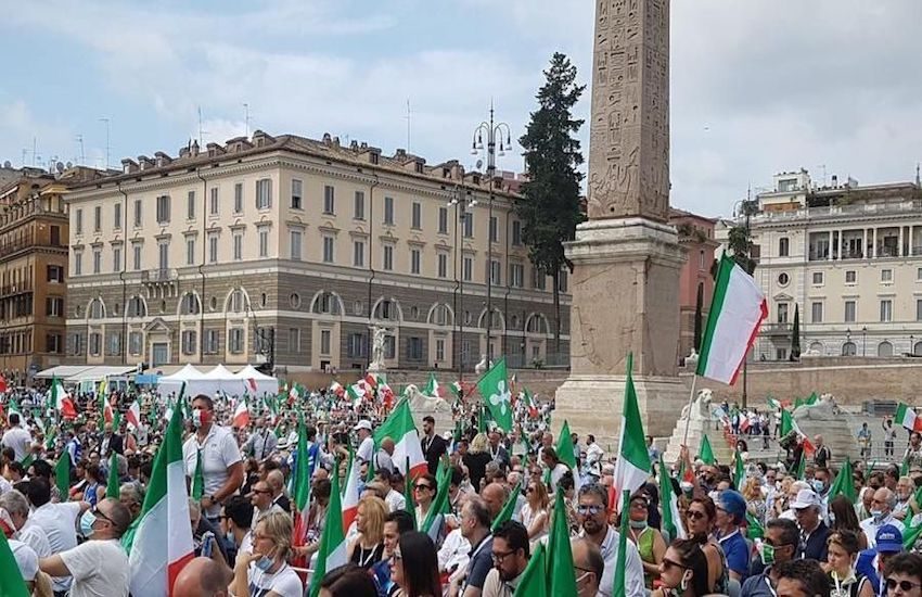 Centrodestra in piazza ma non è un bagno di folla