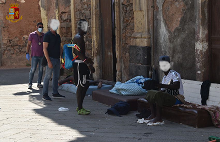 San Berillo, maxi operazione della polizia ieri mattina: espulsi alcuni gambiani (VIDEO)