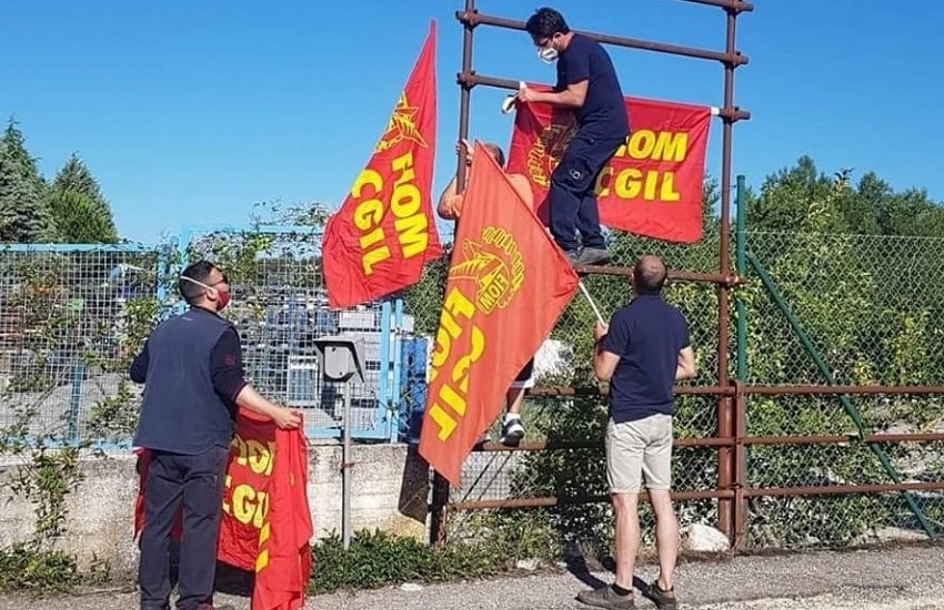 Morra De Sanctis – E’ sciopero dei lavoratori alla CMS: sit in di Fiom, Uilm e Uglm