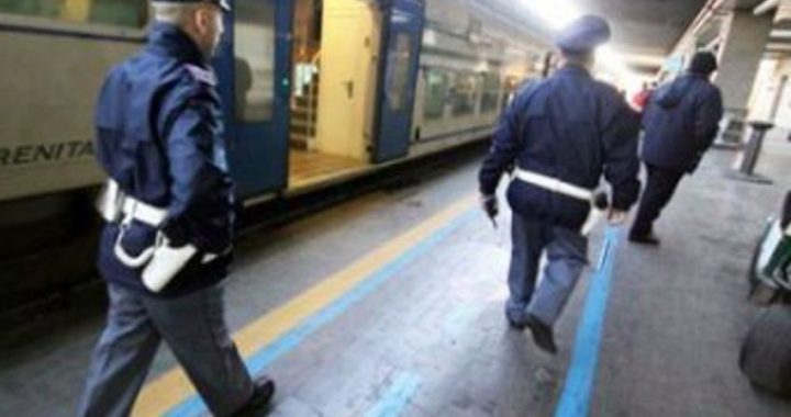 si masturba sul treno