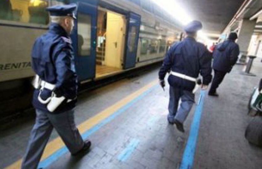 Paura sul treno Roma-Napoli: minaccia i passeggeri con le forbici. Bloccato da un poliziotto fuori servizio