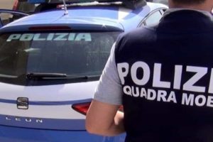 Torino, donna trovata morta nascosta in un letto contenitore: aperta un’inchiesta per omicidio