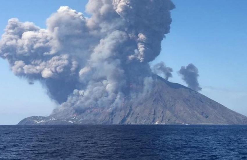 Stromboli, esplosioni ad alta intensità: lancio materiale piroclastico sulla Sciara del Fuoco
