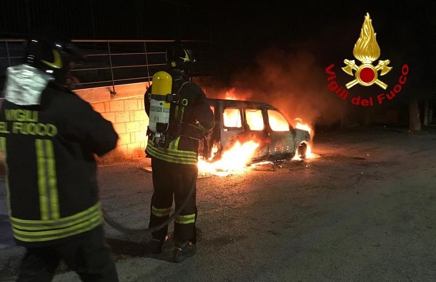 Taurano – Auto in fiamme lungo via Cluenzio, intervento dei vigili del fuoco