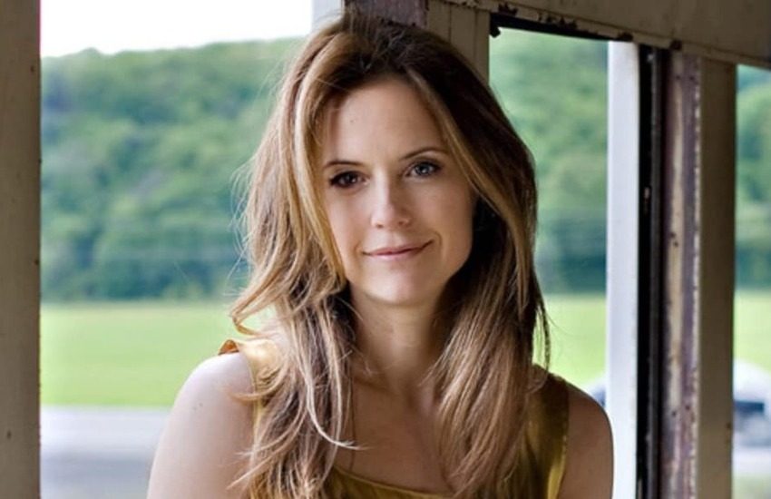 Kelly Preston perde la sua battaglia con il cancro. Travolta: “Sparisco per un po’, perdonatemi”