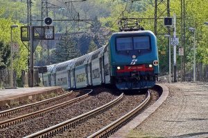 Treni bloccati tra Roma e Firenze per il ritrovamento di una persona morta sui binari