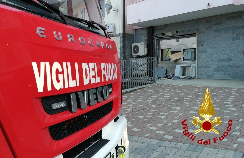 Catania, albero si abbatte su auto alla circonvallazione: Vigili del Fuoco sul posto